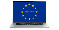 Schermo con il logo di Pixum al interno della bandiera dell'Unione Europea