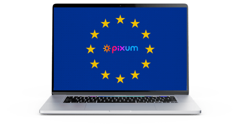 Schermo con il logo di Pixum al interno della bandiera dell'Unione Europea