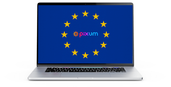 Schermo con il logo di Pixum al interno della bandiera dell'Unione Europea