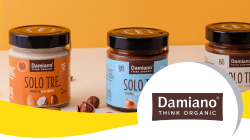 Cliente davanti al proprio ecommerce Damiano, protagonista di una customer story di successo.