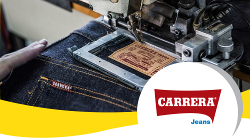 Cliente davanti al proprio ecommerce Carrera, protagonista di una customer story di successo.