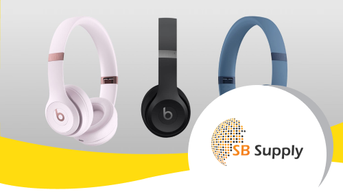 Cliente davanti al proprio ecommerce SB Supply, protagonista di una customer story di successo.