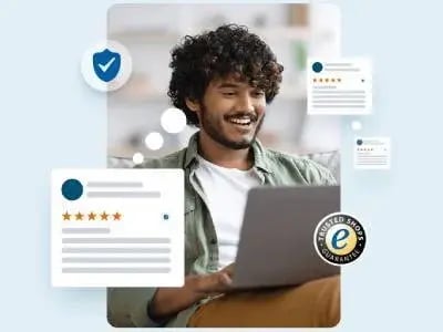 ragazzo guarda il pc mentre legge recensioni certificate di Trusted Shops