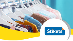 Cliente davanti al proprio ecommerce Stickets, protagonista di una customer story di successo.