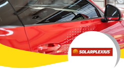 Cliente davanti al proprio ecommerce Solarplexius, protagonista di una customer story di successo.