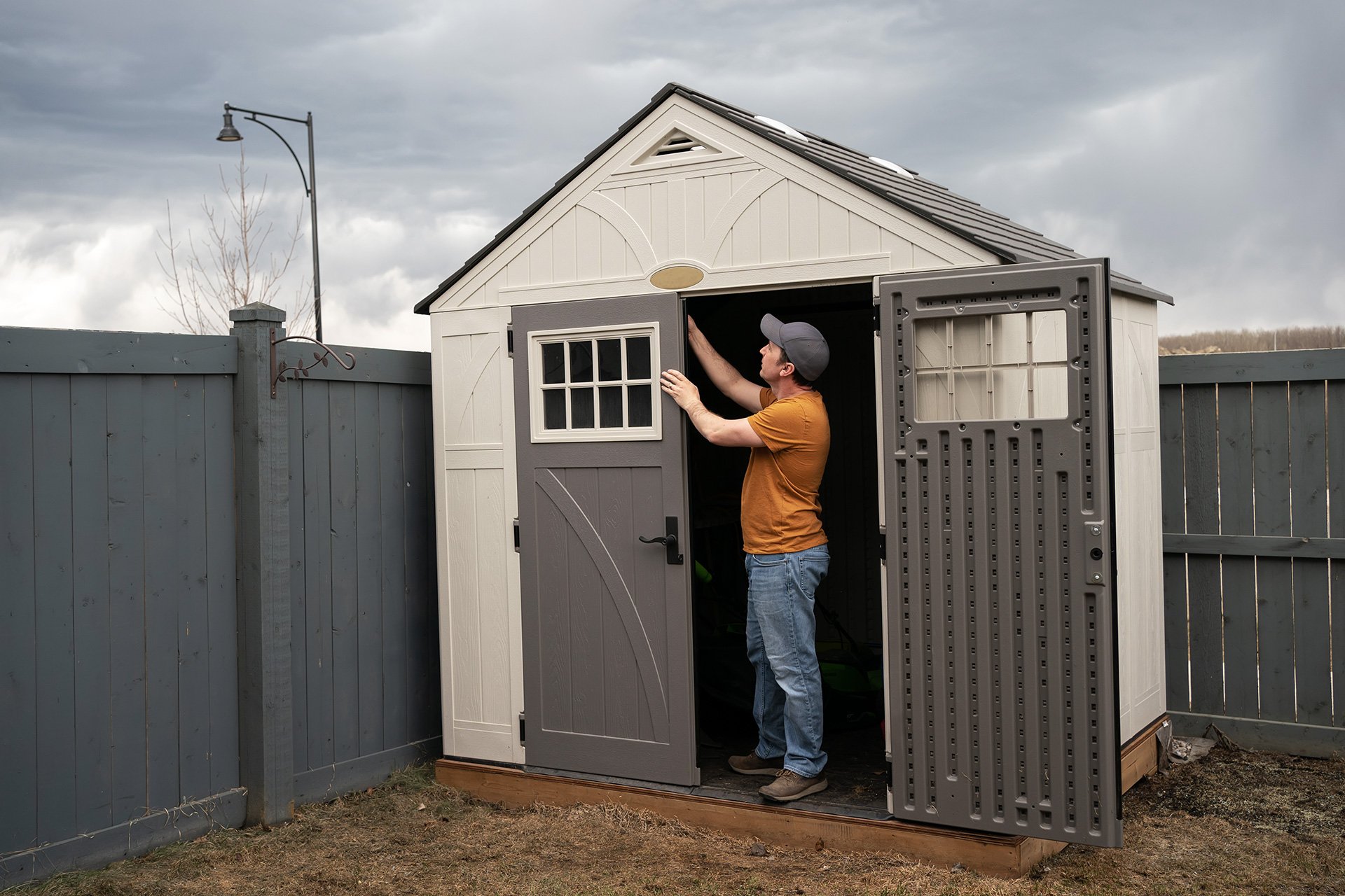 uomo monta casetta da giardino