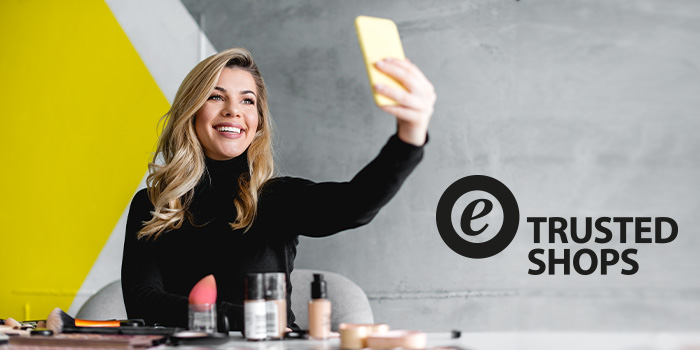 beauty influencer si fa un selfie