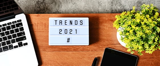 tendenze ecommerce 2021, lavagna su tavolo di legno