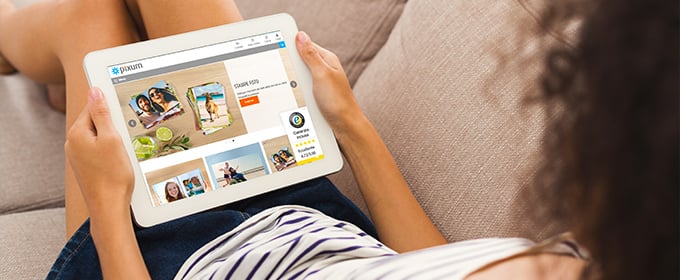 donna fa shopping online su tablet su un negozio certificato trusted shops