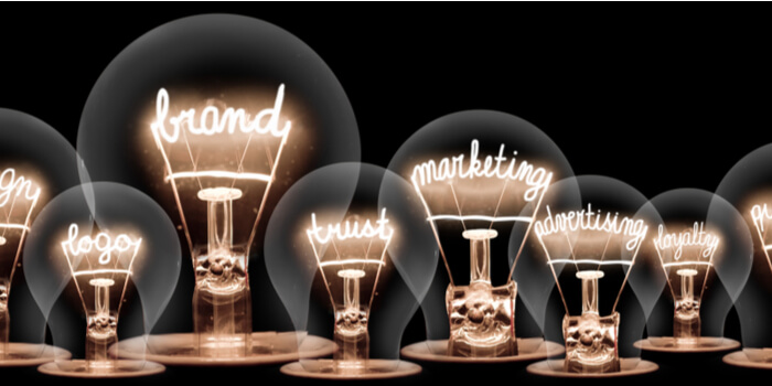 lampadine con scritte marketing, logo, trust