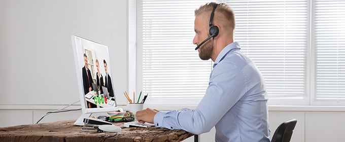 uomo in una videoconferenza a casa