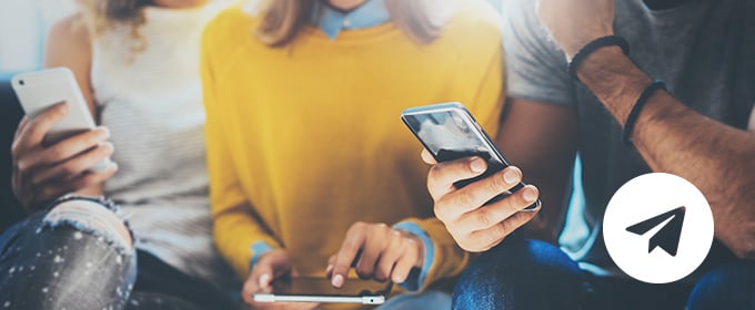 gruppo con cellulare in mano