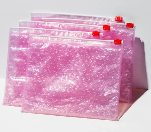 Packaging: sacchetto rosa con zip e plastica con palline d'aria
