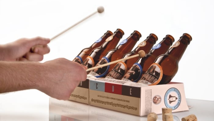 Packaging con bottiglie di birra. Nel box sono indicate le note, e una volta bevuto il contenuto delle bottiglie, si possono percuotere come uno xilofono