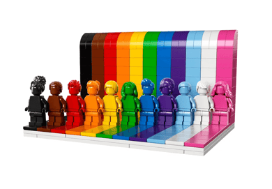 Omini lego, ognuno di un colore diverso, su un muro e pavimento arcobaleno