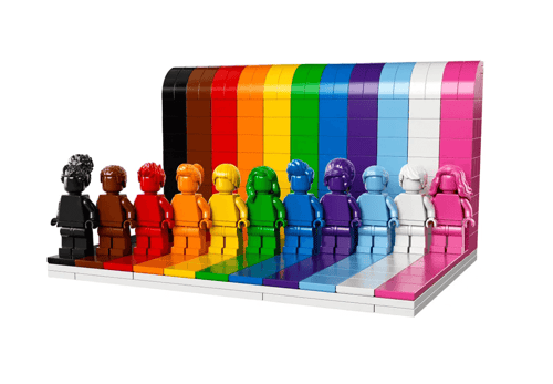 Omini lego, ognuno di un colore diverso, su un muro e pavimento arcobaleno