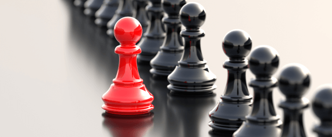 scacco rosso di fronte a scacchi neri