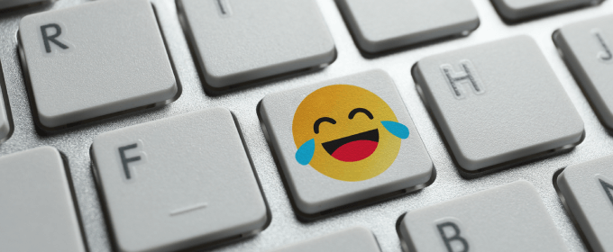 tasto tastiera con emoji che ride