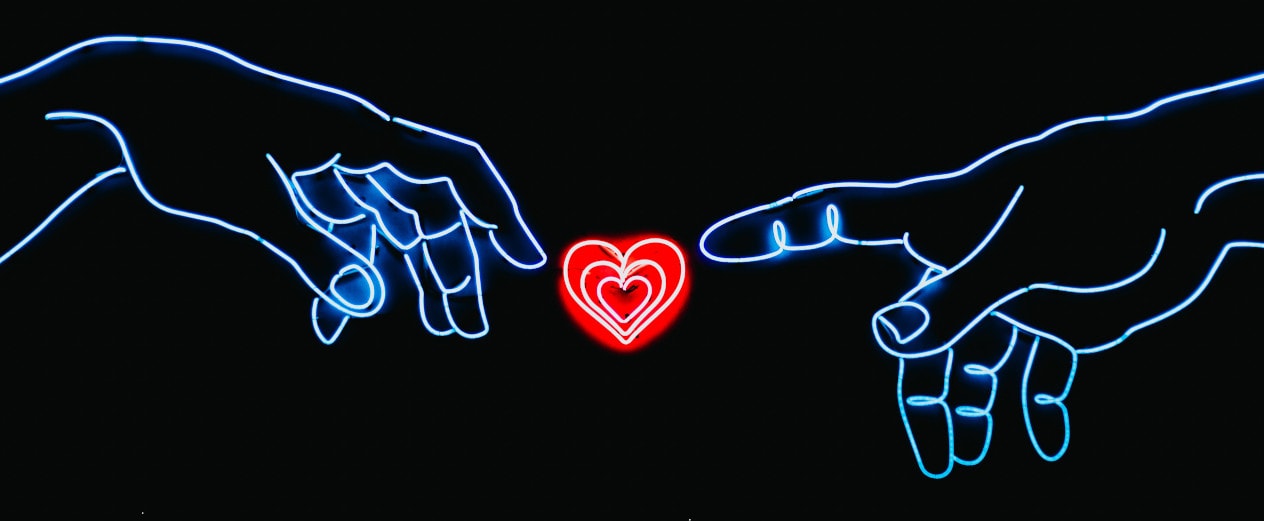 due mani con in mezzo un cuore