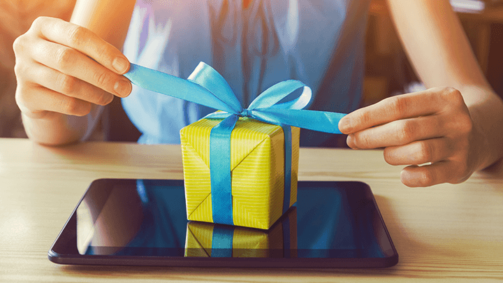 donna apre un pacchetto regalo