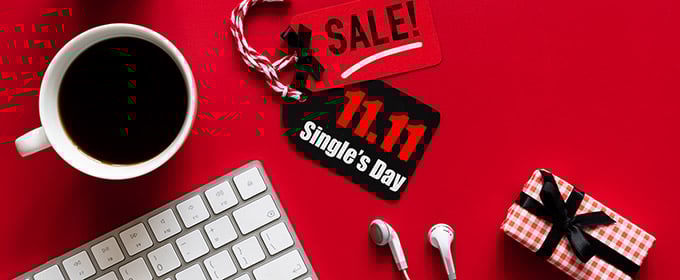 etichette su tavolo rosso con sconto per il giorno dei single