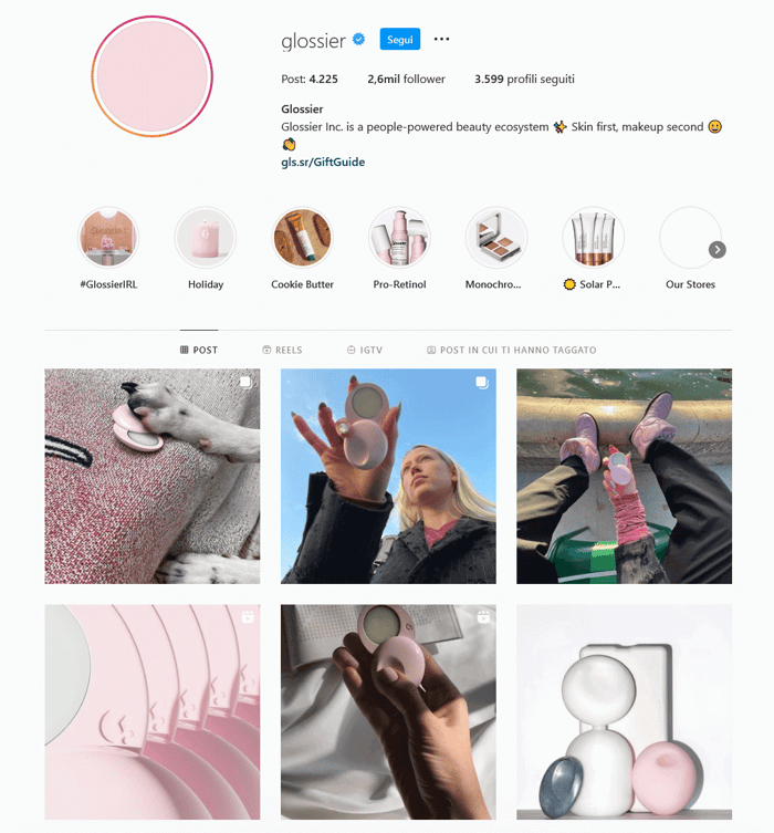 Pagina Instagram di Glossier, prodotti e foto rispettano un'estetica pastello