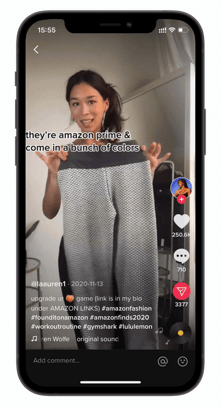 schermata smartphone video tiktok influencer mostra i leggings ai suoi follower