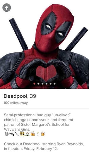 profilo su Tinder di Deadpool che fa un cuore con le mani