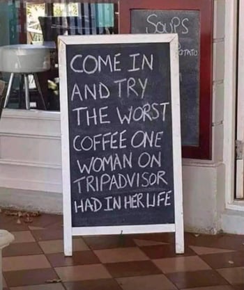 cartello "entra e prova il peggior caffè che una donna su tripadvisor ha mai provato in vita sua"