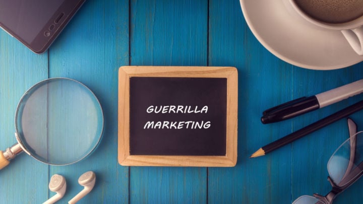 lavagna con scritta 'guerrilla marketing'
