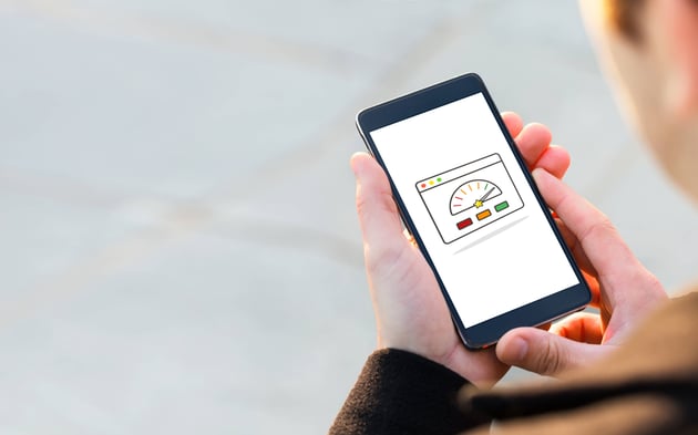 Un'indicazione del traffico rappresentata graficamente su uno smartphone