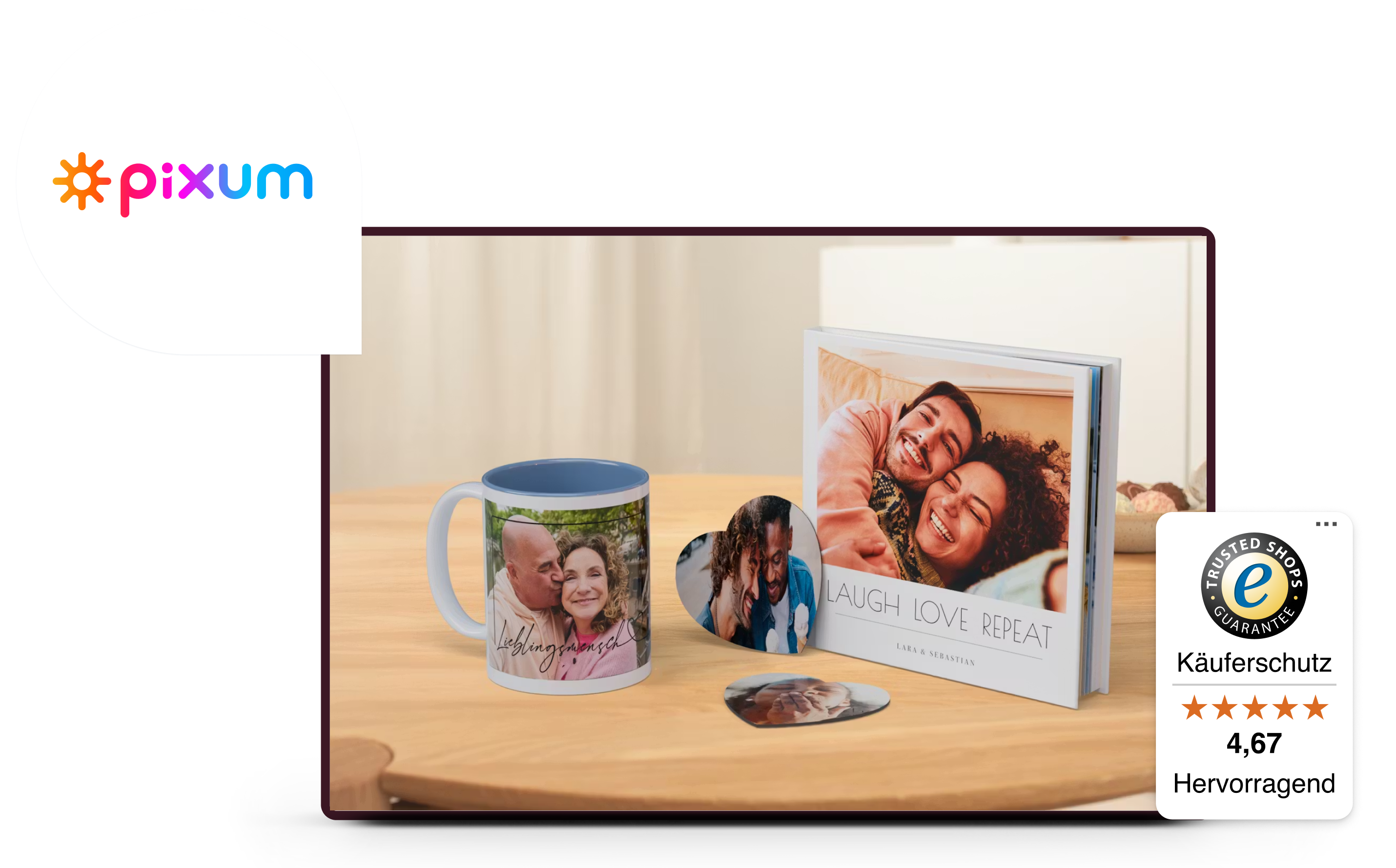 Immagine dei prodotti personalizzati che vende Pixum insieme al logo di Pixum e il Trustbadge di Trusted Shops