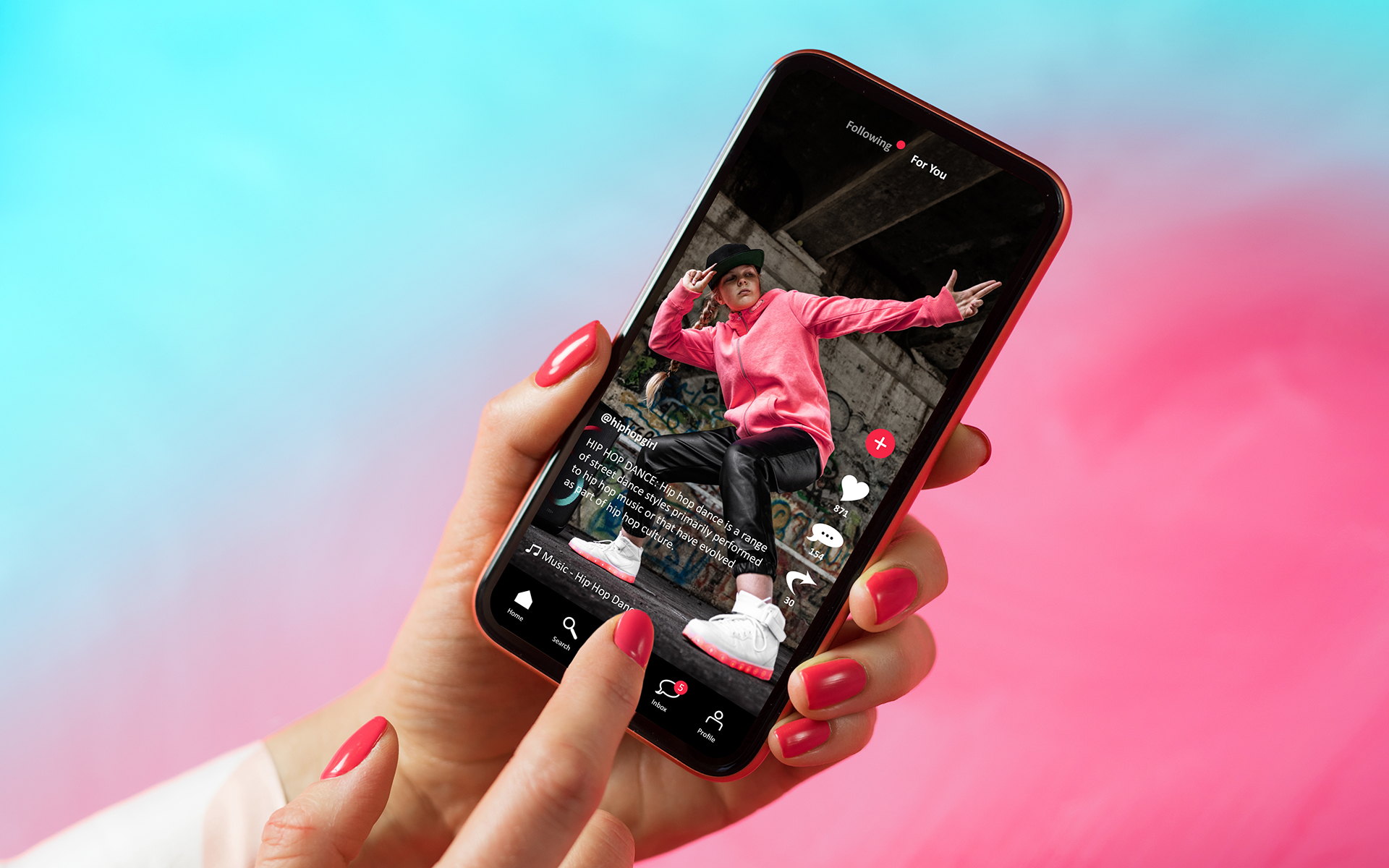 schermo smartphone facendo scroll su TikTok