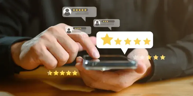 persona che legge le recensioni autentiche di altri clienti sul suo smartphone