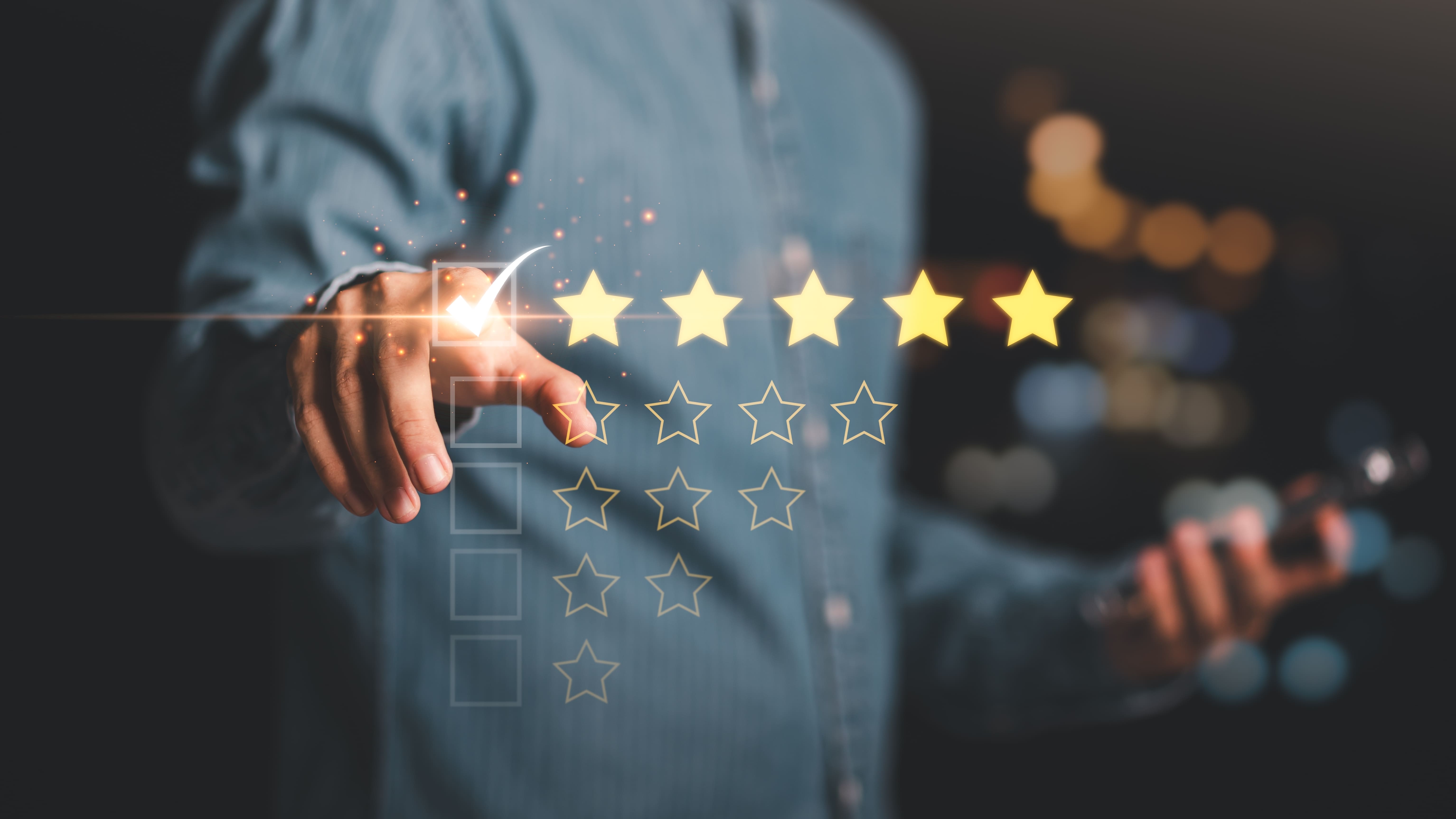 persona sceglie di lasciare una recensioni a 5 stelle su un e-commerce