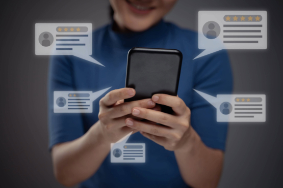 Persona che legge le recensioni su un ecommerce dove vuole acquistare