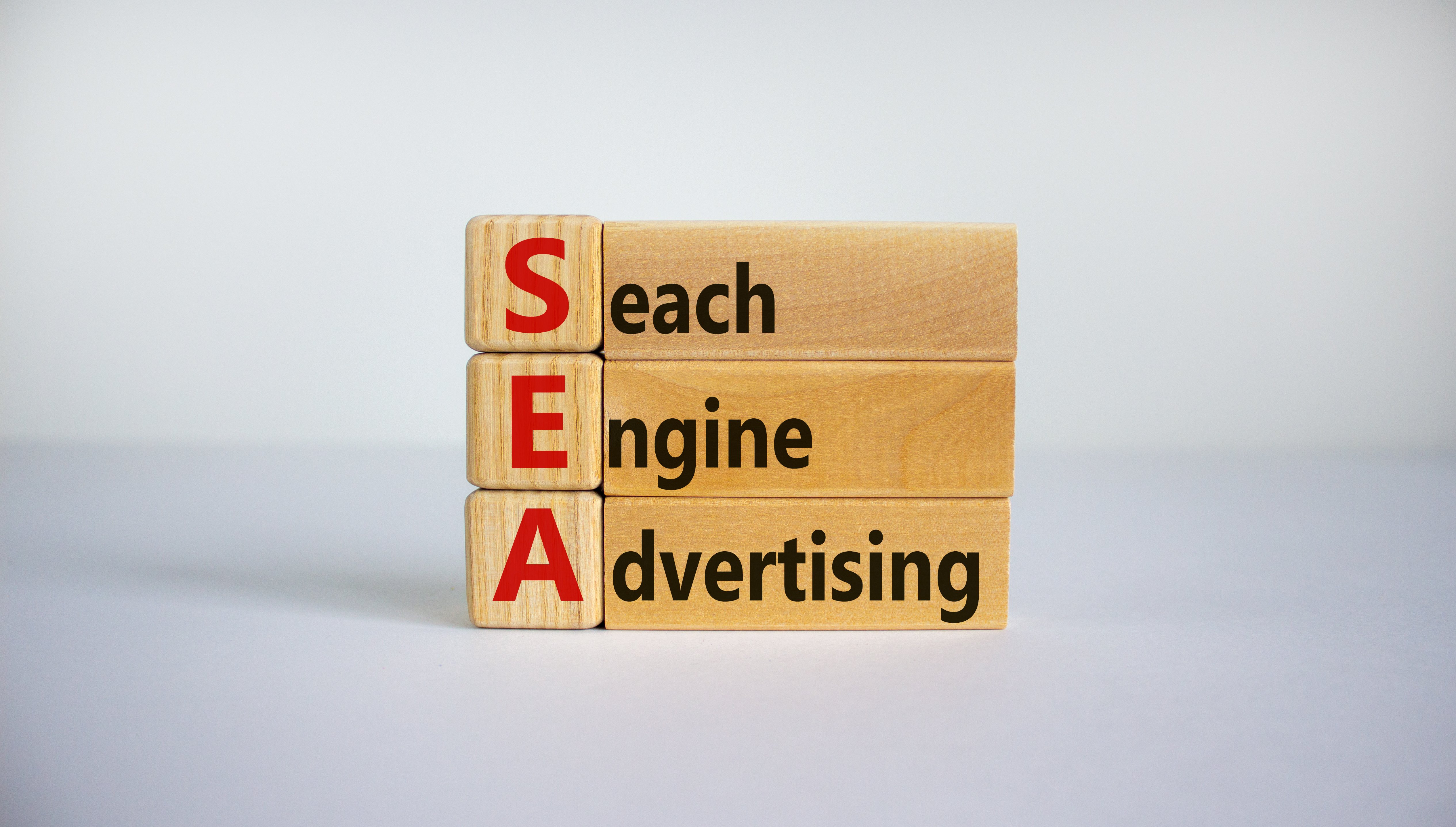 Scritta SEA che rappresenta le campagne di Search Engine Advertising
