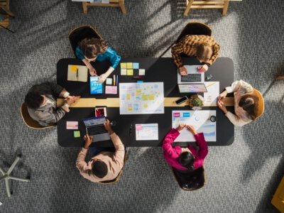 persone lavorando in un ufficio di un'agenzia ecommerce