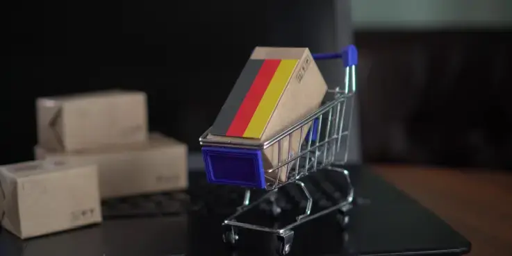 carrello con una scatola con la bandiera della Germania dentro