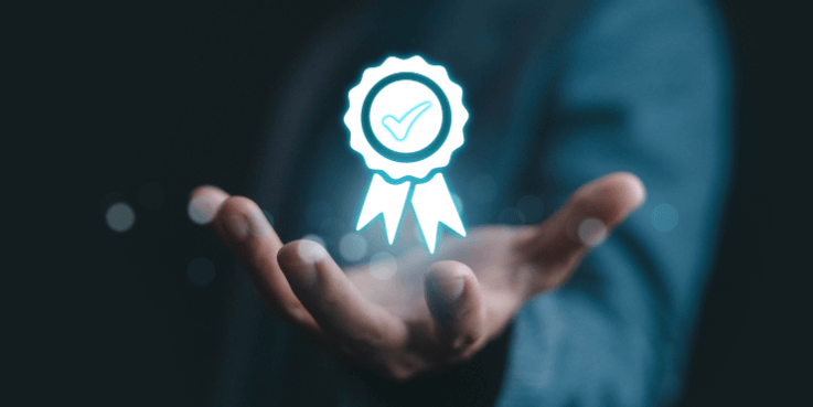 Mano sostenendo un certificato ecommerce