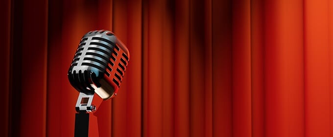 microfono su palco scenico