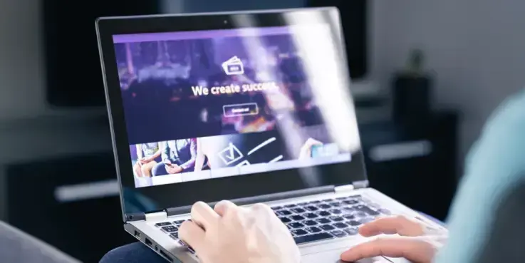 Homepage ottimizzata di un e-commerce visualizzata sullo schermo di un pc