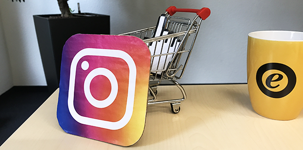 Icona Instagram accanto a un carrello ecommerce, simbolo dell’integrazione tra social media e vendite online.